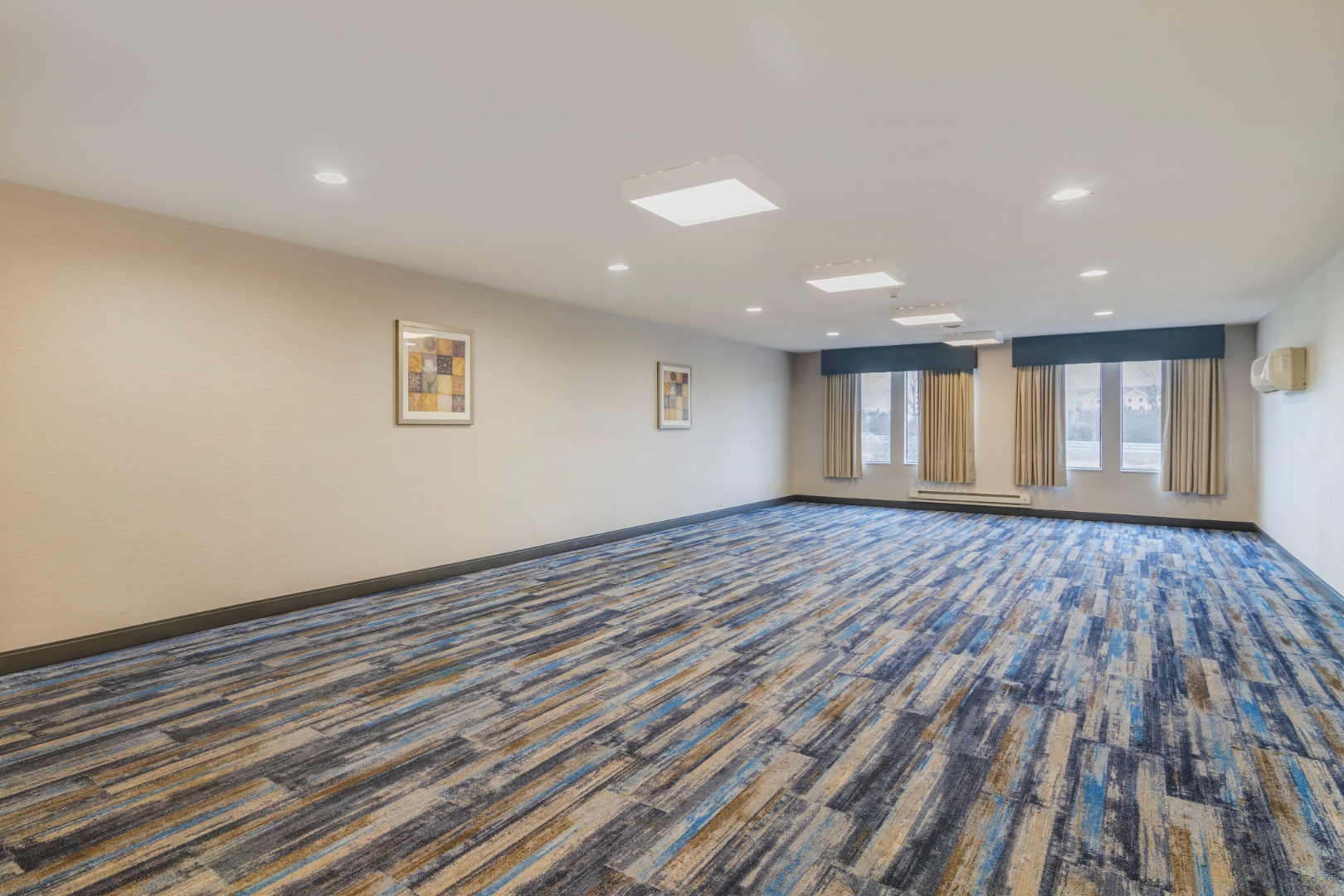 Flexible 900 sq ft meeting room at Syracuse Grand hotel